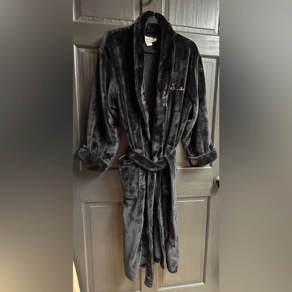 PersonalizationMall.com Kimono Style Robe Black Fleece One Sz Embroider “Sassy”